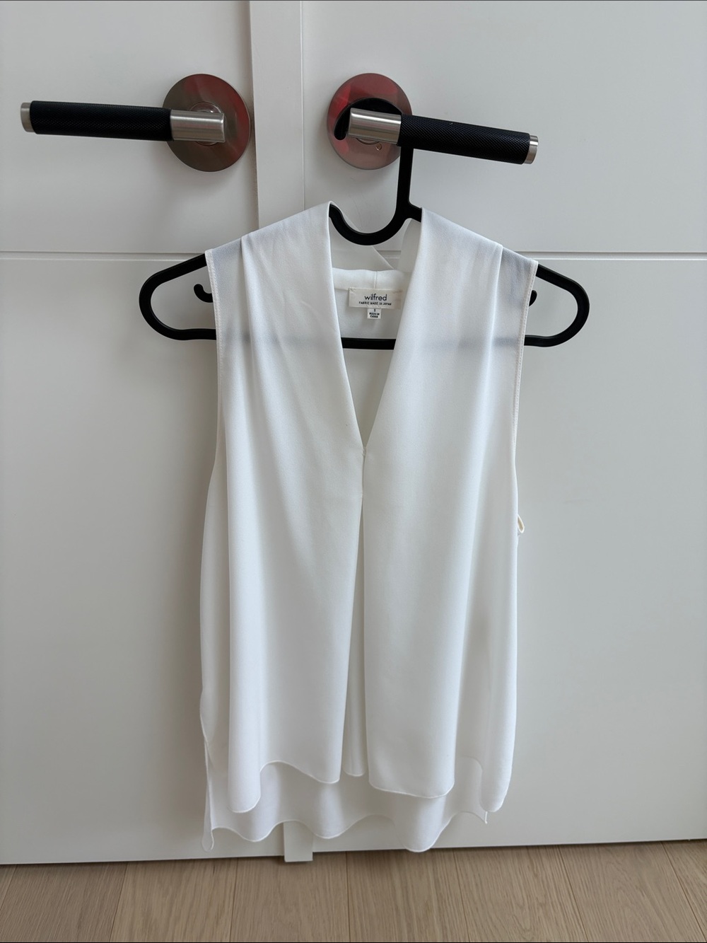 Aritzia Wilfred White V-Neck Sleeveless Camisole